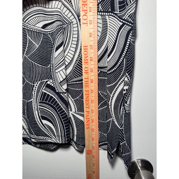 Chicos Travelers Black White Geometric Abstract Sleeveless Top Size 3 XL Slinky - Picture 8 of 9